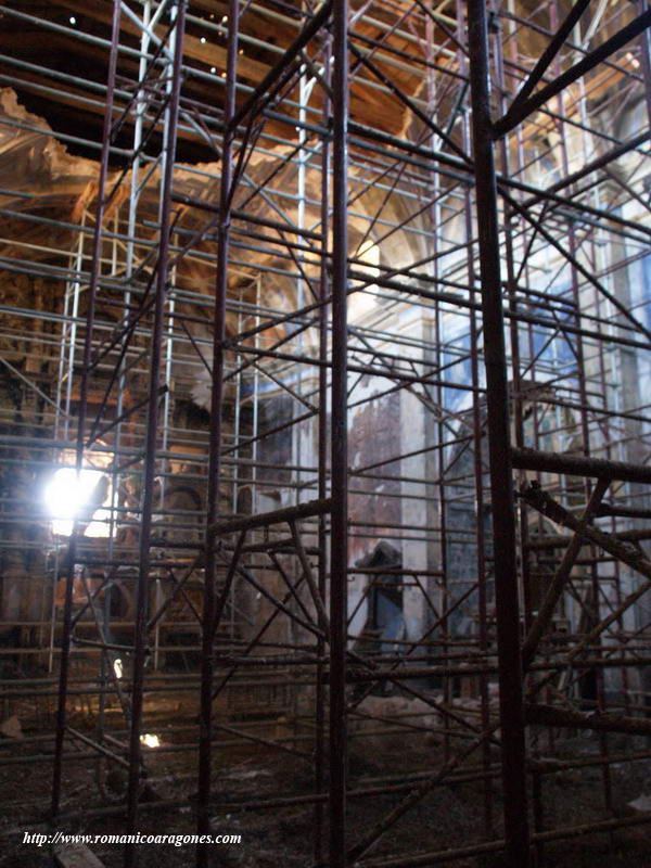 INTERIOR DEL TEMPLO HACIA LA CABECERA. BOSQUE DE ANDAMIOS